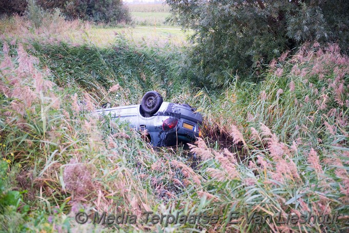 Mediaterplaatse ongeval vijfhuizen auto op kop 07102009 Image00002