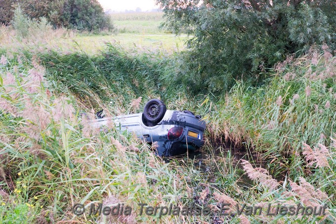 Mediaterplaatse ongeval vijfhuizen auto op kop 07102009 Image00005