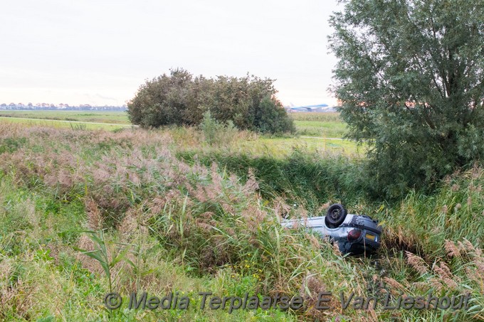 Mediaterplaatse ongeval vijfhuizen auto op kop 07102009 Image00006
