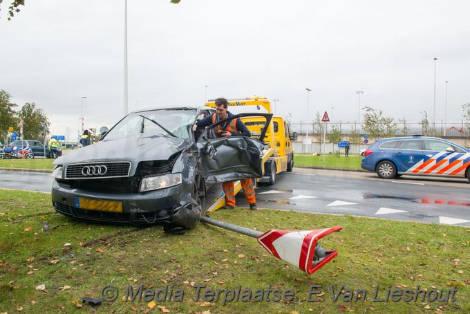 Mediaterplaatse ongeval auto lijnbus schiphol 14102009 Image00005