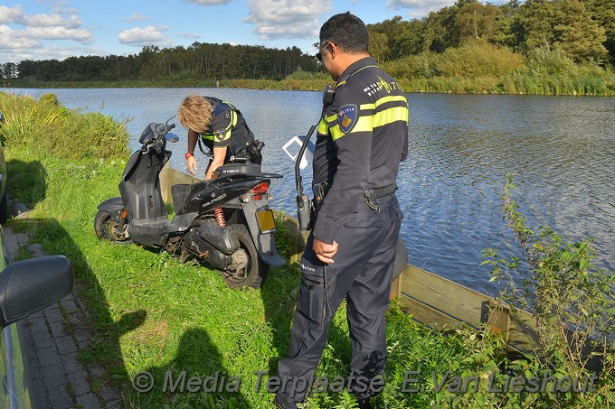 MediaTerplaatse scooter te water schipholdijk 15092017 Image00004