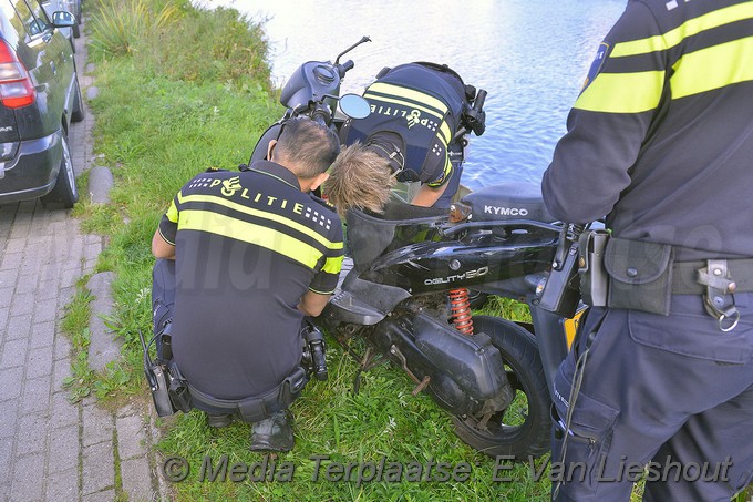 MediaTerplaatse scooter te water schipholdijk 15092017 Image00006