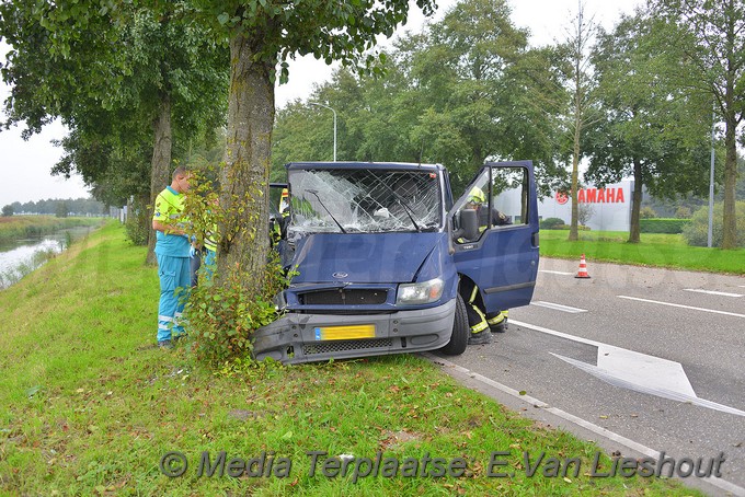 MediaTerplaatse ongeval busje boom schipholrijk 26092017 Image00001