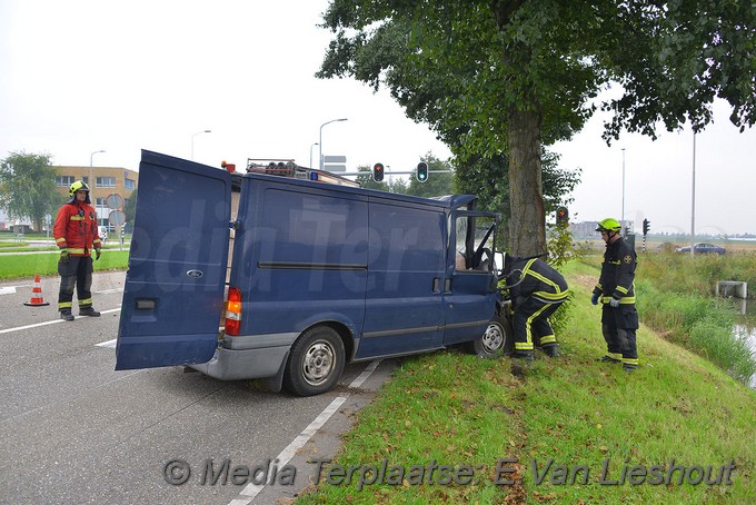 MediaTerplaatse ongeval busje boom schipholrijk 26092017 Image00002