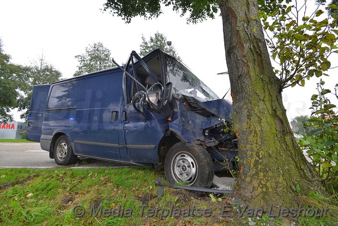 MediaTerplaatse ongeval busje boom schipholrijk 26092017 Image00006