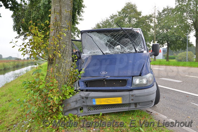 MediaTerplaatse ongeval busje boom schipholrijk 26092017 Image00007