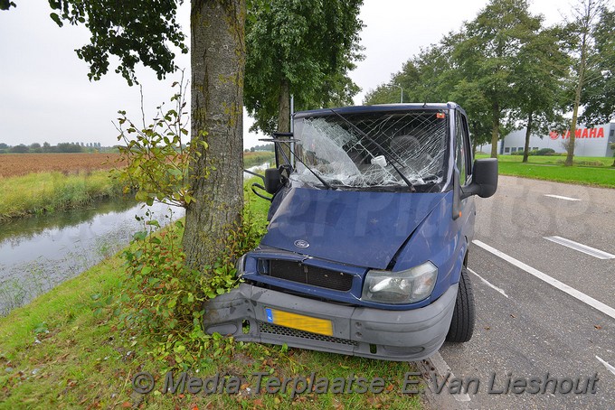 MediaTerplaatse ongeval busje boom schipholrijk 26092017 Image00008
