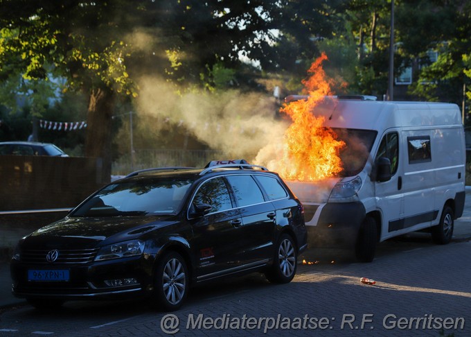 Mediaterplaatse auto brand burgemeester martenssingel gouda 08082022 Image00004