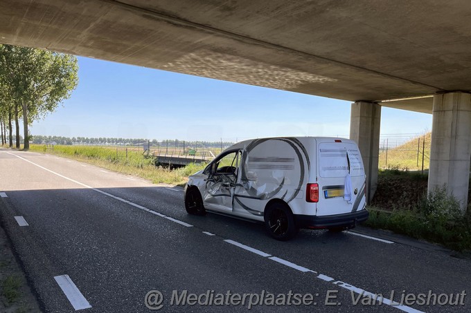 Mediaterplaatse bestelwagen ramt vrachtwagen in hoofddorp 11082022 Image00001