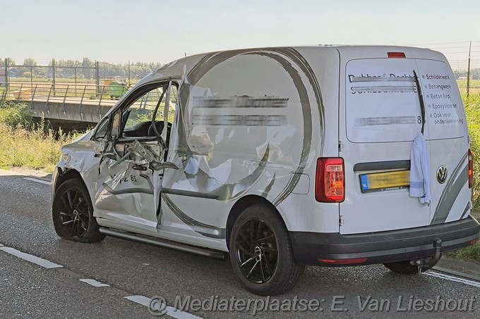 Mediaterplaatse bestelwagen ramt vrachtwagen in hoofddorp 11082022 Image00002