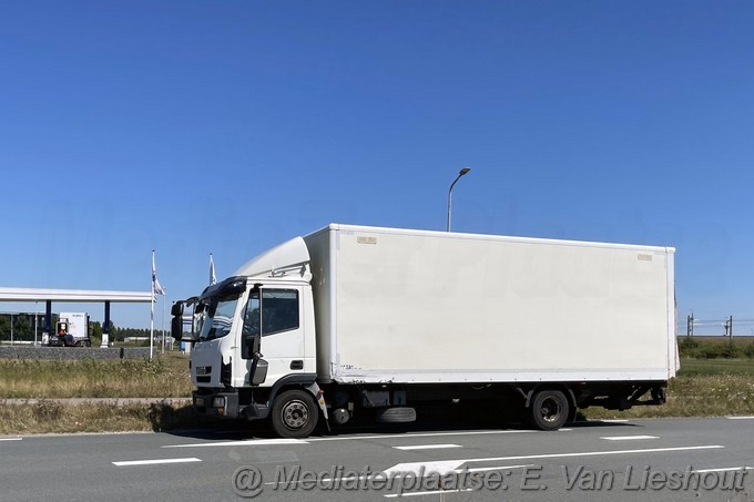 Mediaterplaatse bestelwagen ramt vrachtwagen in hoofddorp 11082022 Image00004