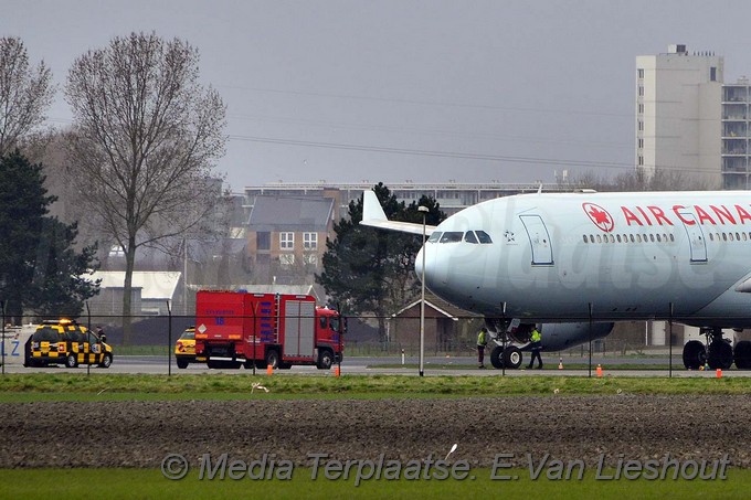 Mediaterplaatse nood landing air canada schiphol 18032017 Image00006
