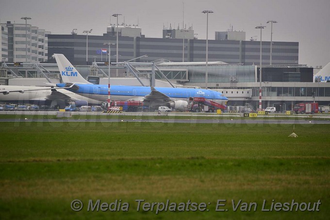 Mediaterplaatse nood landing titan air schiphol 19032017 Image00001