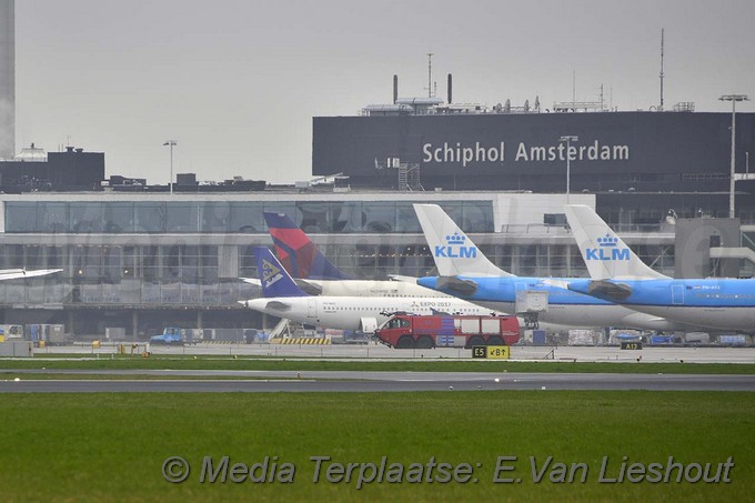 Mediaterplaatse nood landing titan air schiphol 19032017 Image00002