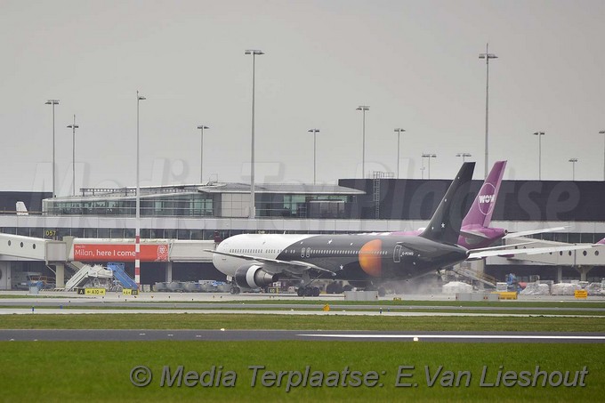 Mediaterplaatse nood landing titan air schiphol 19032017 Image00003
