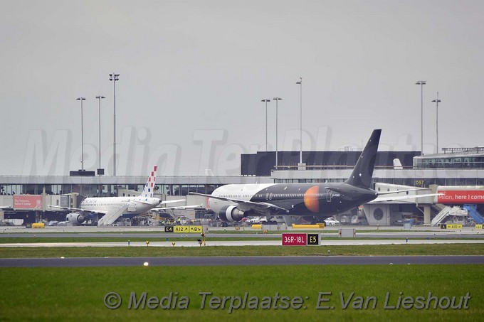 Mediaterplaatse nood landing titan air schiphol 19032017 Image00004