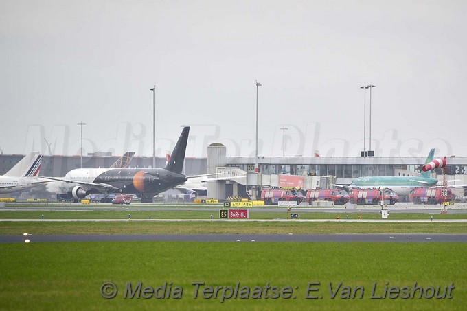 Mediaterplaatse nood landing titan air schiphol 19032017 Image00005