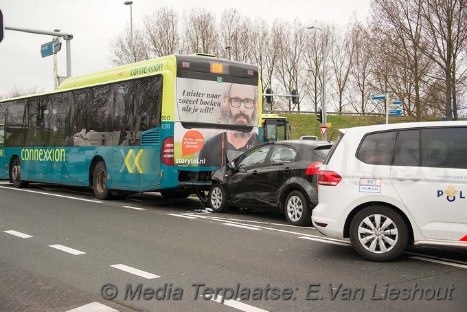 Mediaterplaatse ongeval bus auto hoofddorp 20032017 Image00001