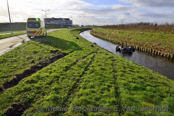 Mediaterplaatse ongeval auto op kop in sloot nieuw vennep 21032017 Image00001