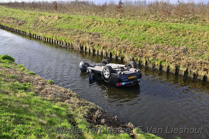 Mediaterplaatse ongeval auto op kop in sloot nieuw vennep 21032017 Image00003
