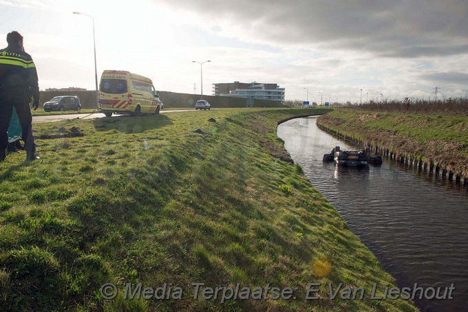 Mediaterplaatse ongeval auto op kop in sloot nieuw vennep 21032017 Image00005