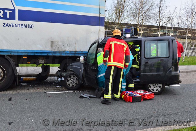 Mediaterplaatse ongeval auto vrachtwagen dodelijk schiphol 06042017 Image00003