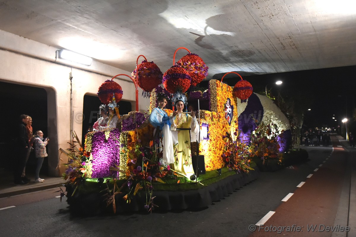 Mediaterplaatse bloemencorso in de avond nwh 21042017 Image00016
