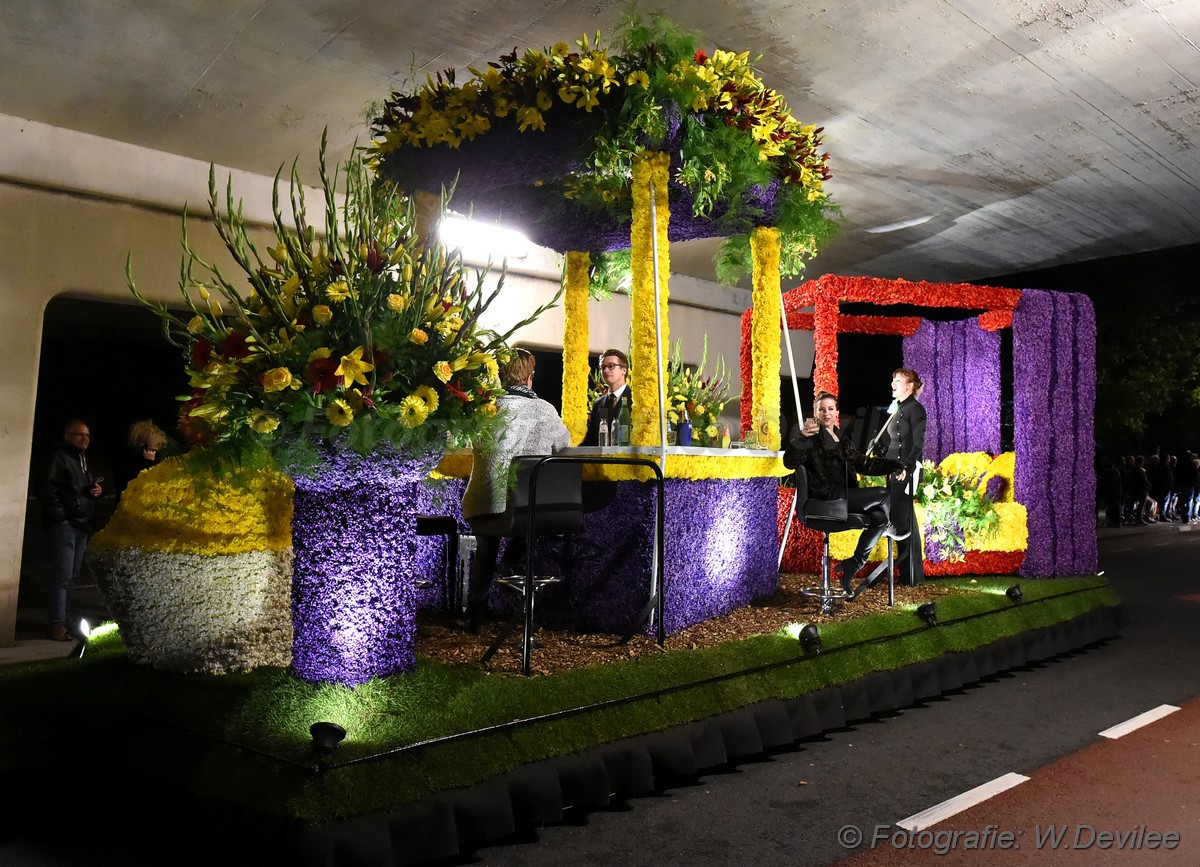 Mediaterplaatse bloemencorso in de avond nwh 21042017 Image00020