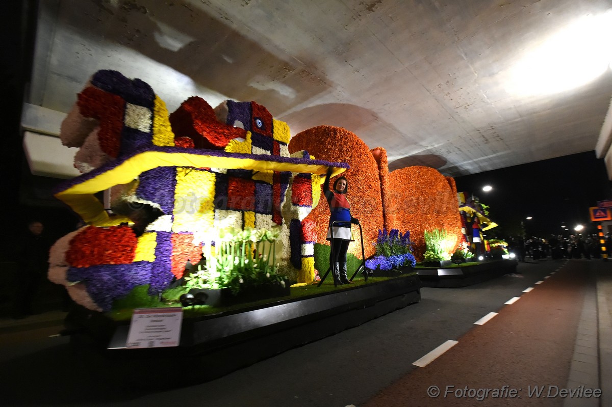 Mediaterplaatse bloemencorso in de avond nwh 21042017 Image00023