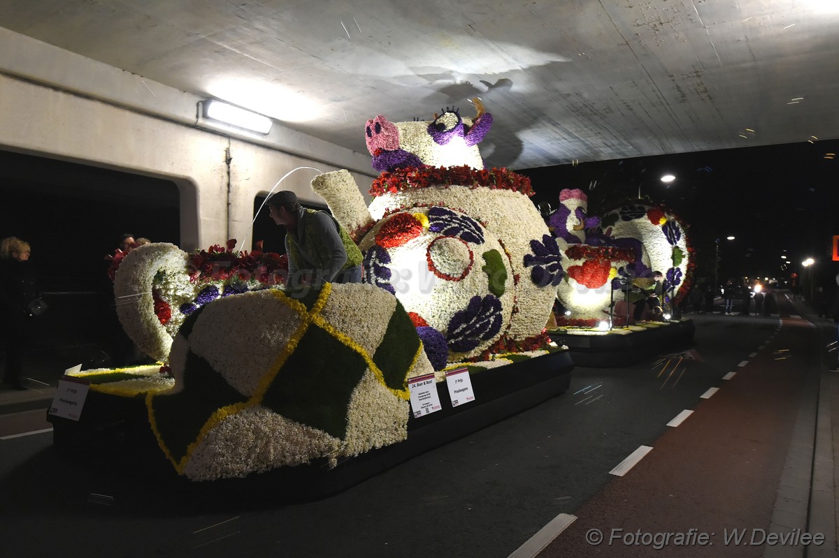 Mediaterplaatse bloemencorso in de avond nwh 21042017 Image00024