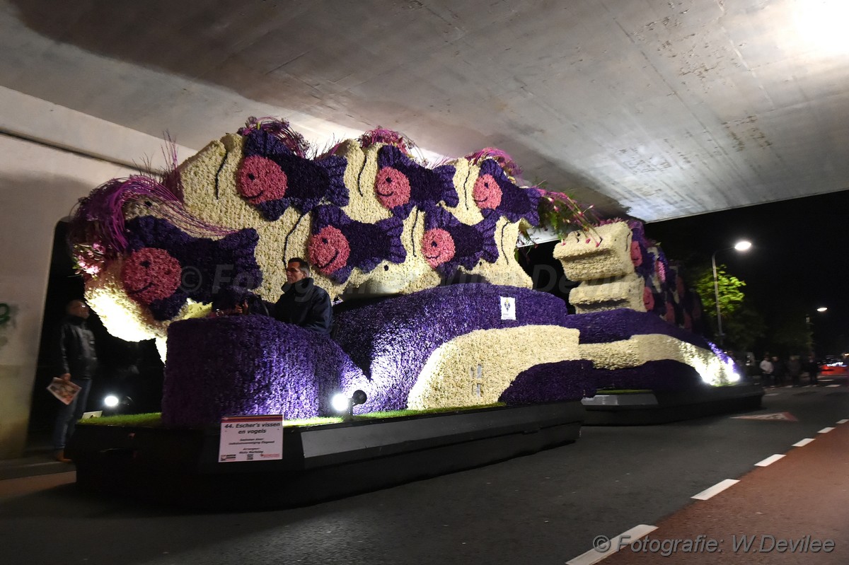 Mediaterplaatse bloemencorso in de avond nwh 21042017 Image00043