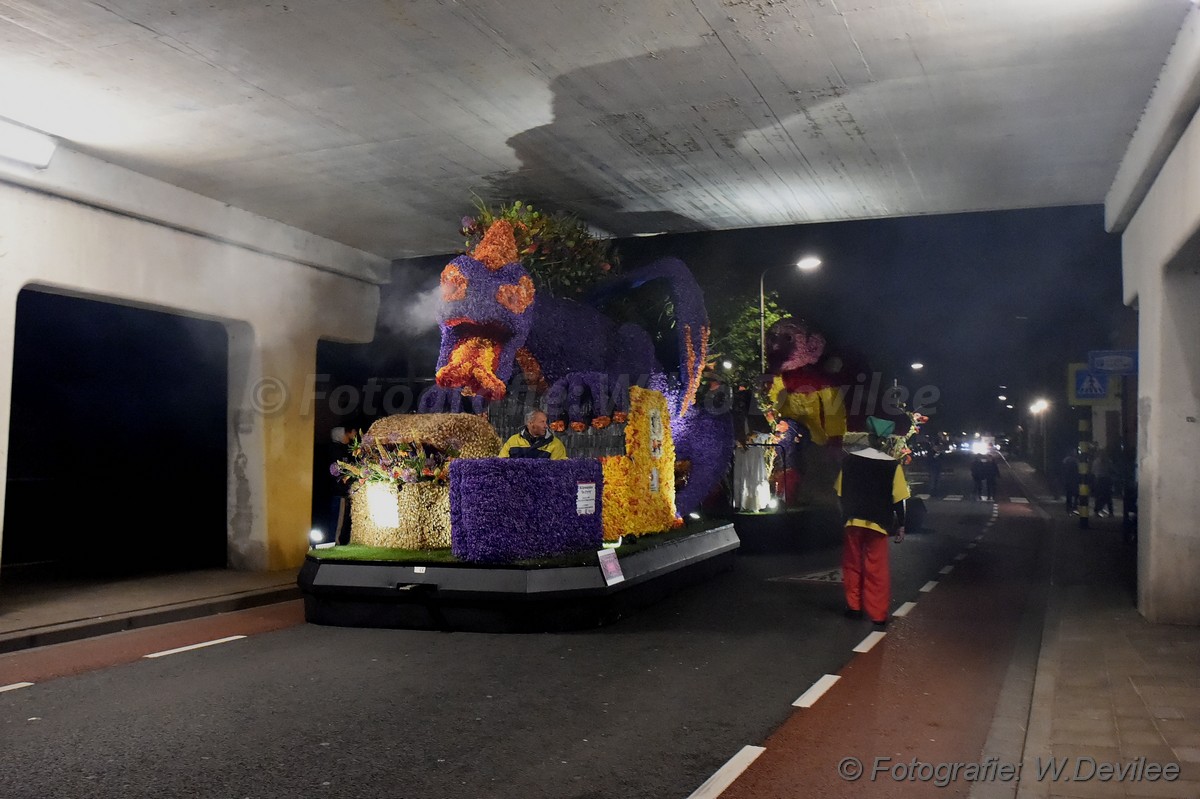Mediaterplaatse bloemencorso in de avond nwh 21042017 Image00055