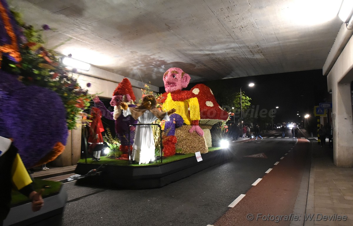 Mediaterplaatse bloemencorso in de avond nwh 21042017 Image00056
