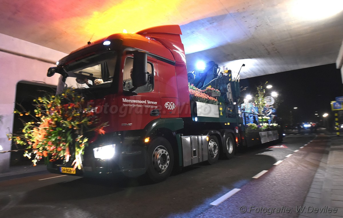 Mediaterplaatse bloemencorso in de avond nwh 21042017 Image00061