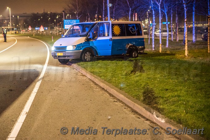 mediaterplaatse ongeval schiphol bus auto 27122018 bmp00003