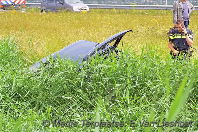 Mediaterplaatse ongeval a5 auto bijna te water lijnden 05062018 Image00001