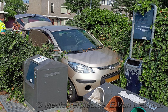 Mediaterplaatse Auto tussen containers hoofddorp 07062018 Image00001