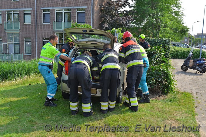 Mediaterplaatse Auto tussen containers hoofddorp 07062018 Image00003