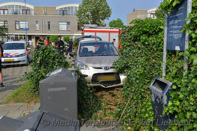 Mediaterplaatse Auto tussen containers hoofddorp 07062018 Image00004
