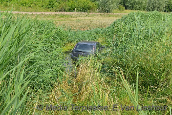 Mediaterplaatse auto uit de bocht zwaanshoek 15062018 Image00003
