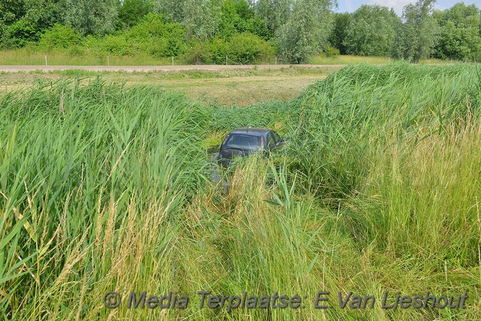 Mediaterplaatse auto uit de bocht zwaanshoek 15062018 Image00004