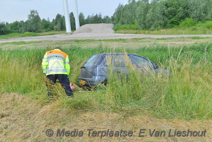 Mediaterplaatse auto uit de bocht zwaanshoek 15062018 Image00005