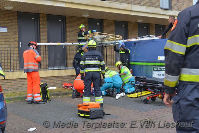 Mediaterplaatse man valt vanbalkon hoofddorp 30052017 Image00006