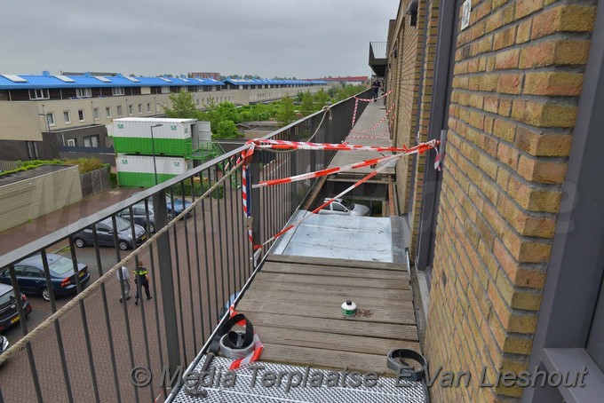 Mediaterplaatse man valt vanbalkon hoofddorp 30052017 Image00020