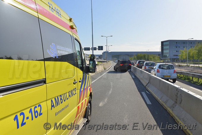 Mediaterplaatse auto op zijn kop schiphol oost 03052018 Image00001