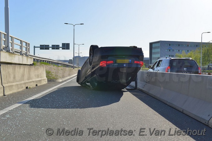 Mediaterplaatse auto op zijn kop schiphol oost 03052018 Image00002