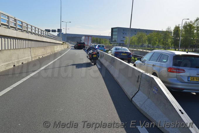 Mediaterplaatse auto op zijn kop schiphol oost 03052018 Image00006