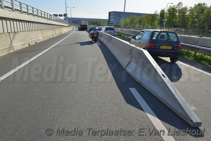 Mediaterplaatse auto op zijn kop schiphol oost 03052018 Image00007