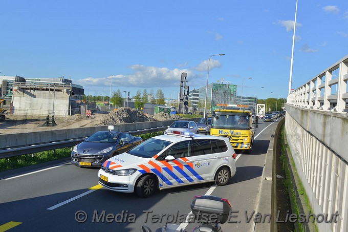 Mediaterplaatse auto op zijn kop schiphol oost 03052018 Image00008