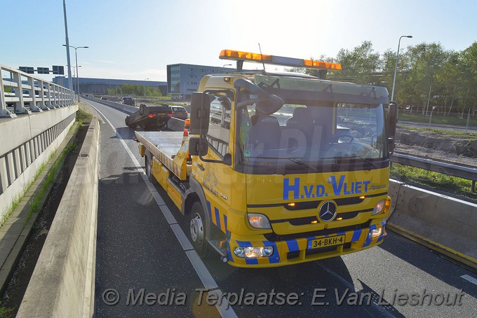 Mediaterplaatse auto op zijn kop schiphol oost 03052018 Image00009